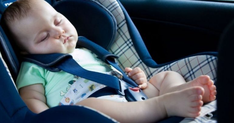 احذروا من نوم الطفل في مقعد السيارة !